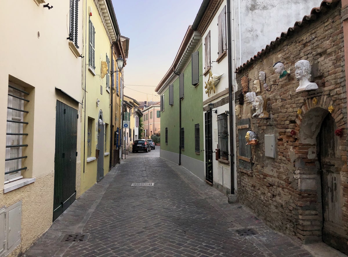 “Troppi locali, la vita del Borgo San Giuliano tende a sparire”: parla Maurizio Lazzarini