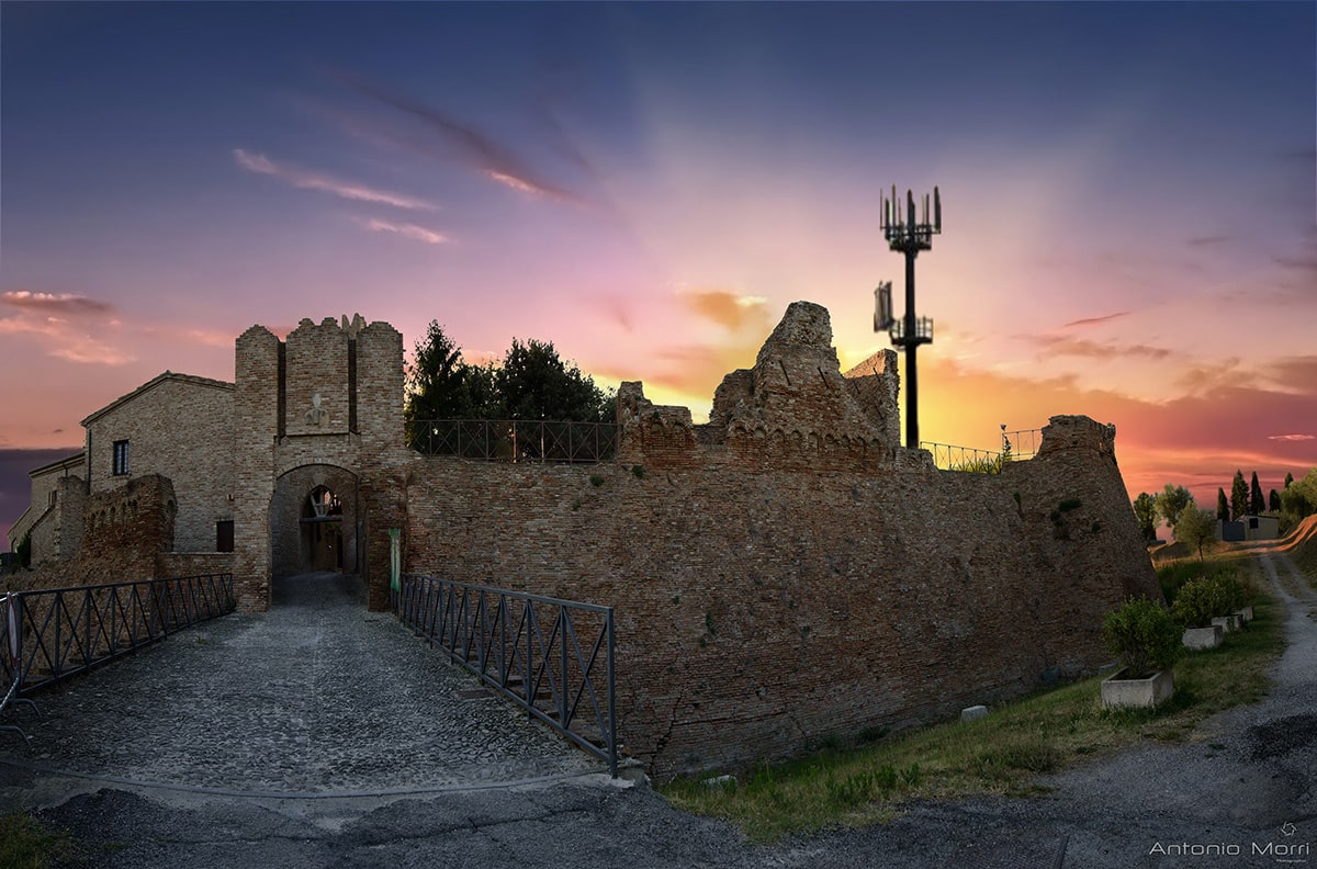 “Salviamo il castello di Coriano dallo scempio dell’antennone”