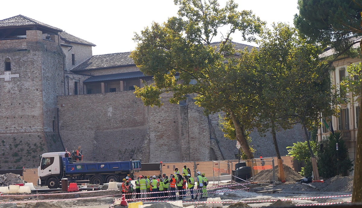 Commissione cultura sul cantiere e scoppia la rivolta contro la fellinizzazione di piazza Malatesta