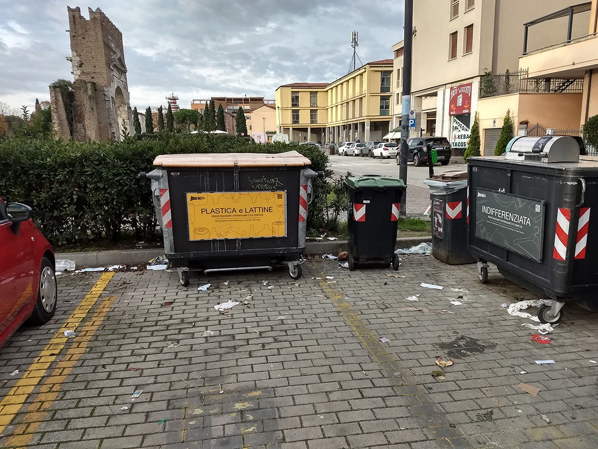 Rifiuti «vista» Arco d’Augusto