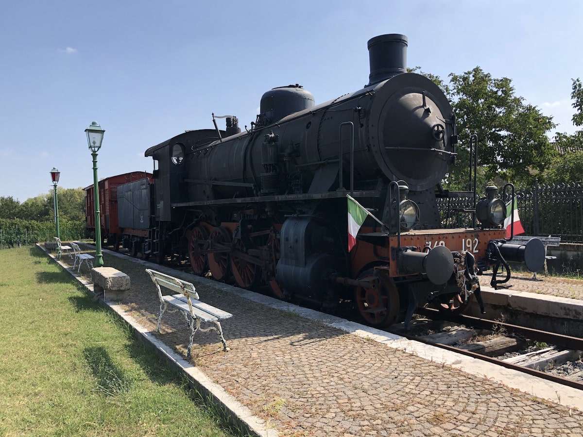 Cosa ci fa una stazione nella campagna di Poggio Torriana? Potere dei sogni