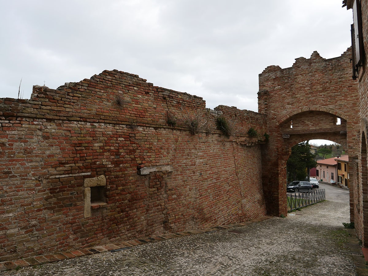 Castello Coriano: gli «sfregi» che nessuno sembra vedere