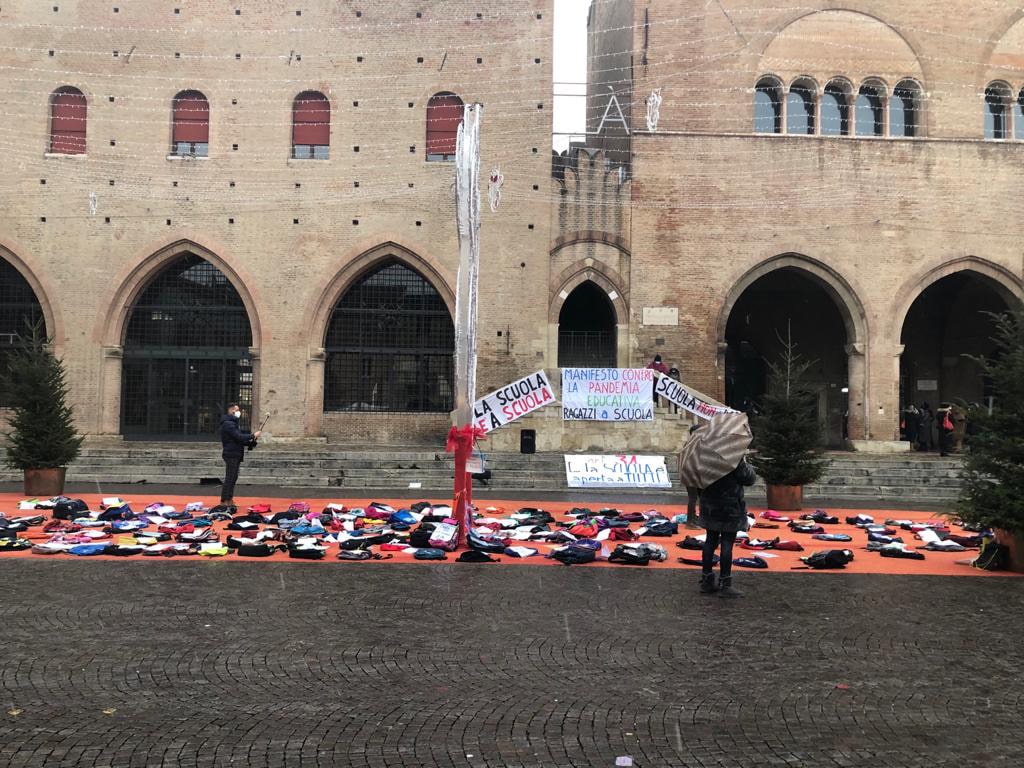 Zaini vuoti: la bella mobilitazione dei genitori e le responsabilità dell’ulteriore rinvio delle lezioni in presenza