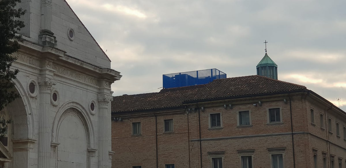Che obbrobrio il «gazebo» blu elettrico di fianco al Tempio Malatestiano
