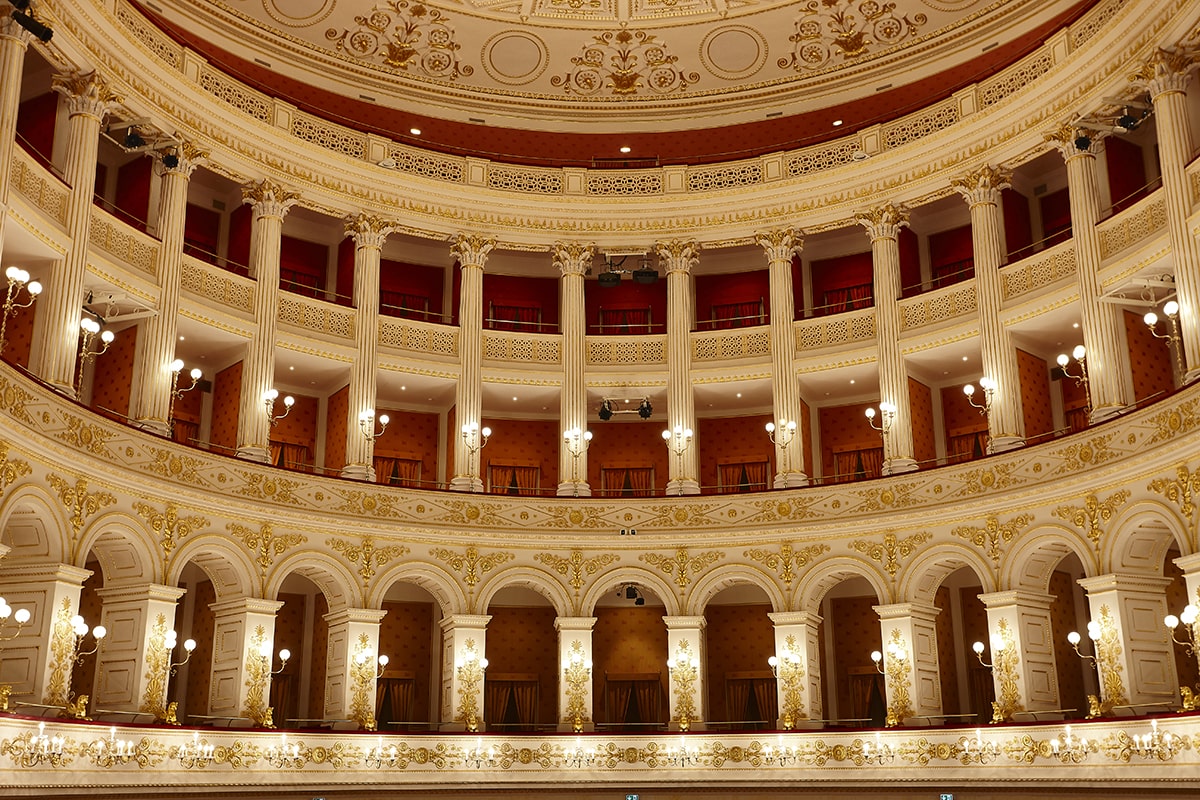 Teatro Galli: il conto finale e le poltrone coi «tacchi» per migliorare la visibilità