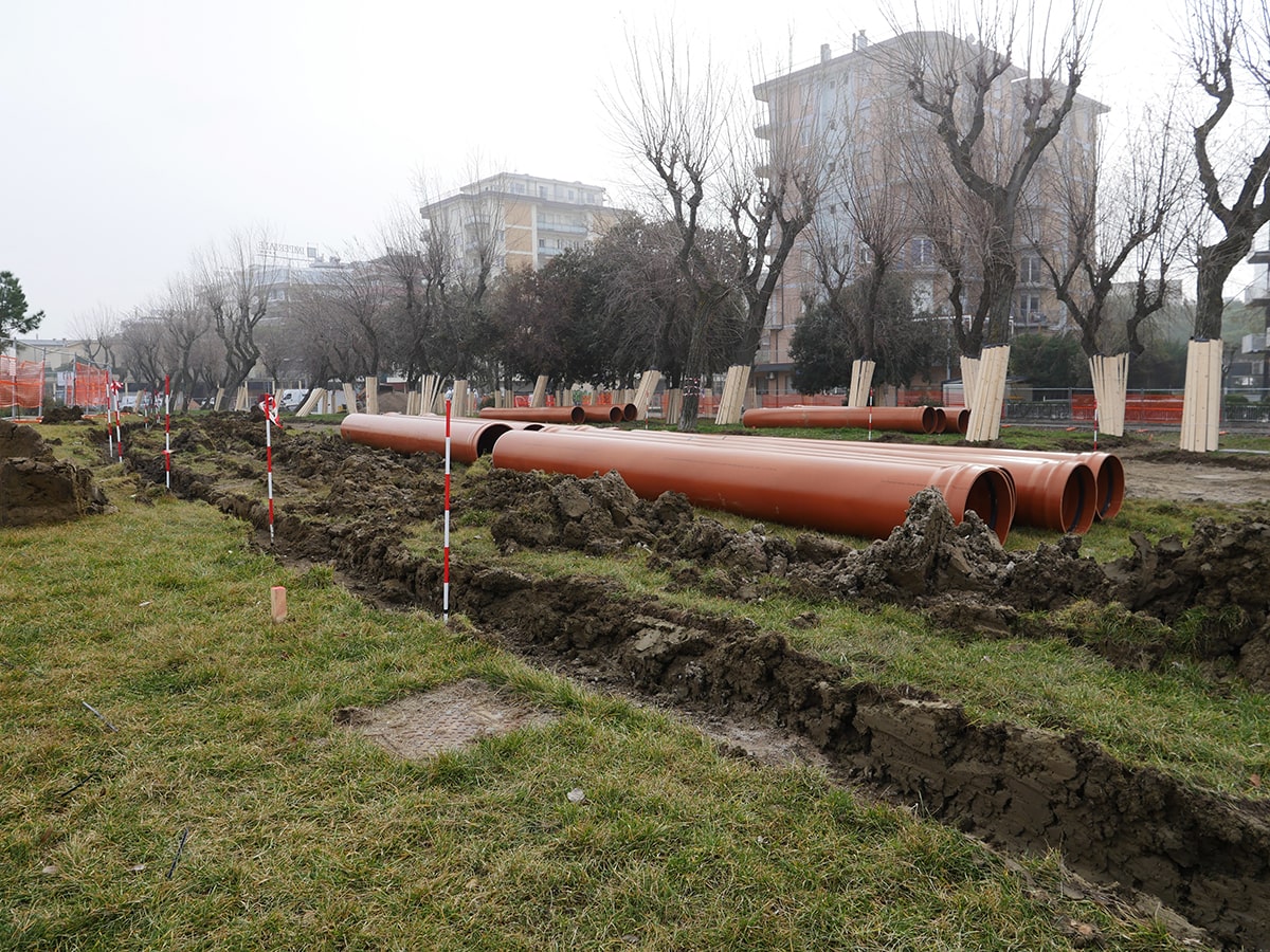 Nel cantiere senza fine del parco del mare: sventrato il manto erboso posizionato a luglio per far posto a nuove fognature