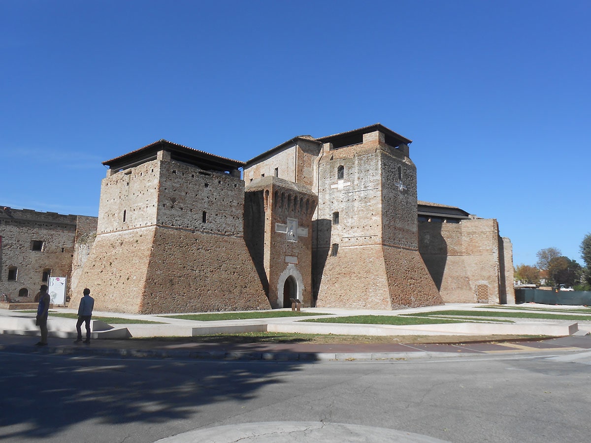 Castel Sismondo: phenestrae, simboli e tre domande ai candidati sindaci