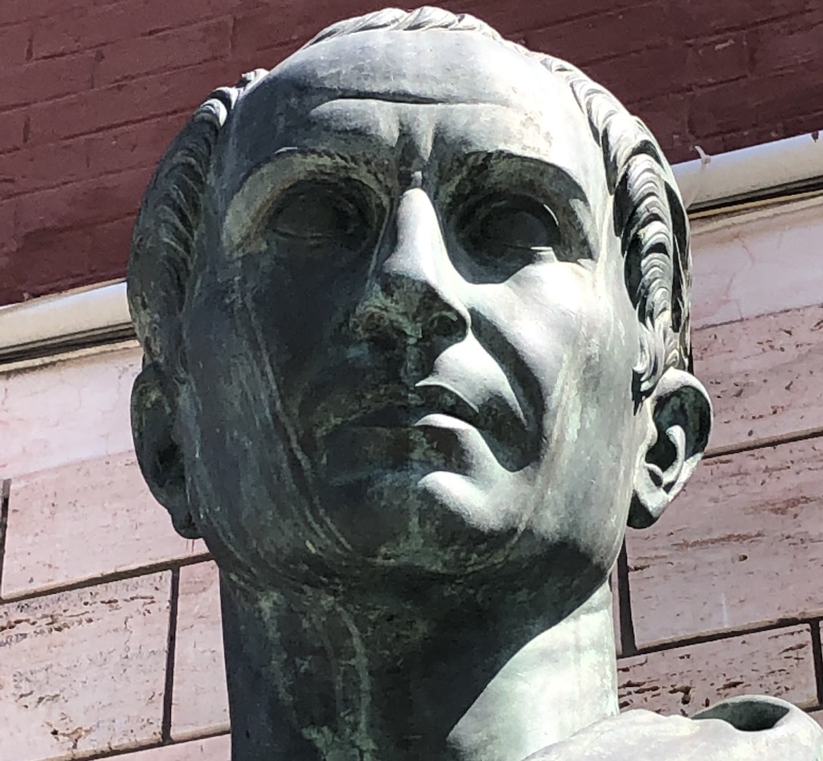 L’ultimo atto sulle statue di Giulio Cesare ha i contorni della farsa