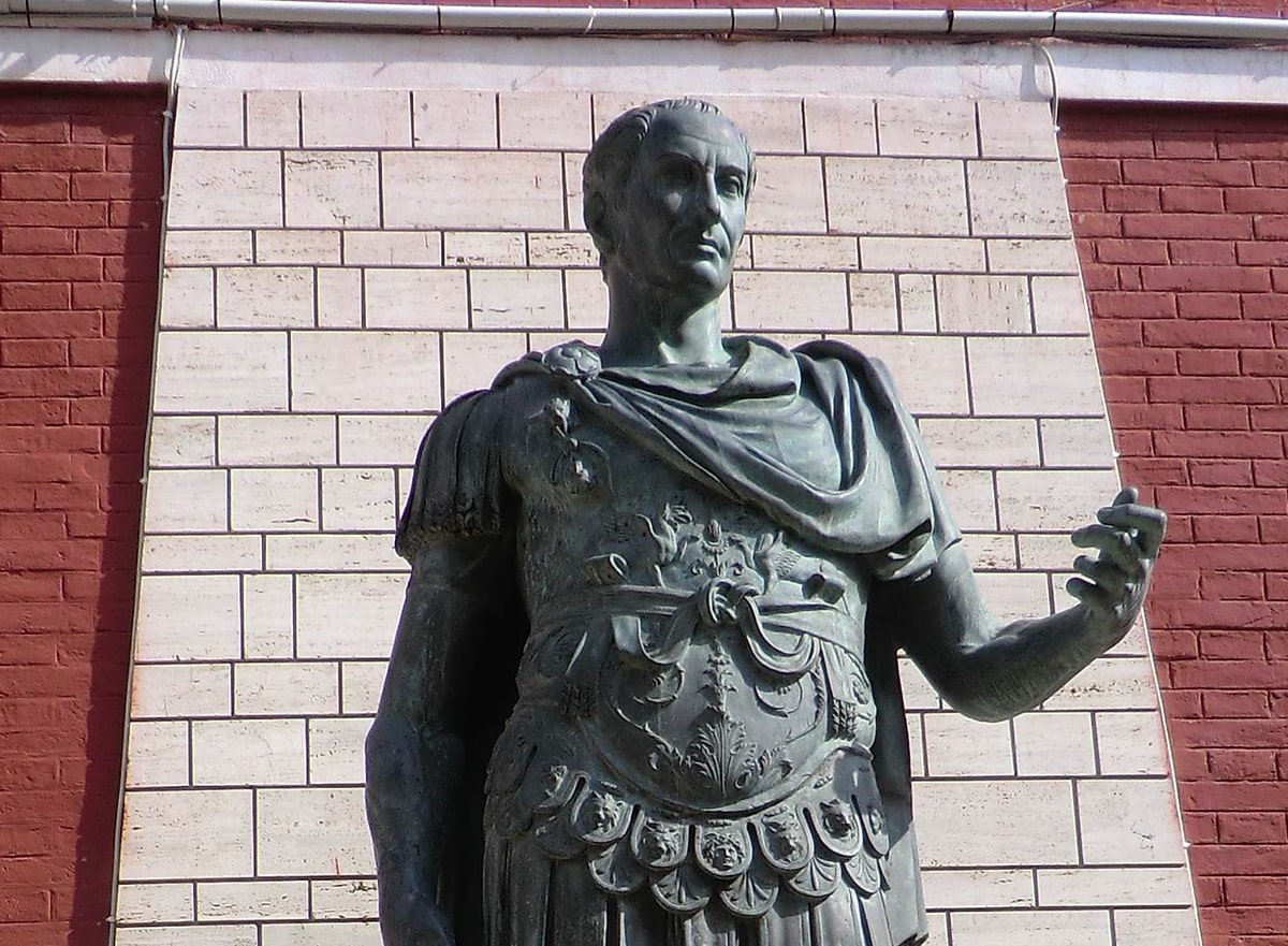 La statua di Cesare ha la colpa di essere stata donata a Rimini da Mussolini