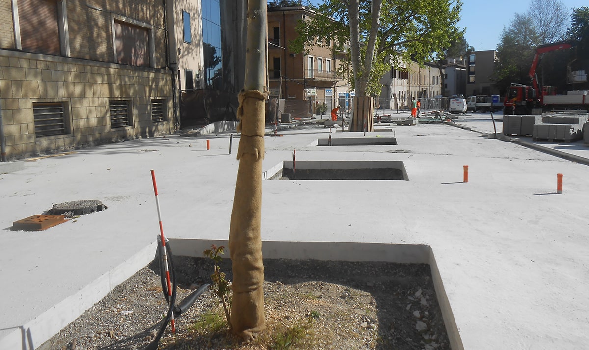 Che grande tristezza piazza Malatesta calva e cementata