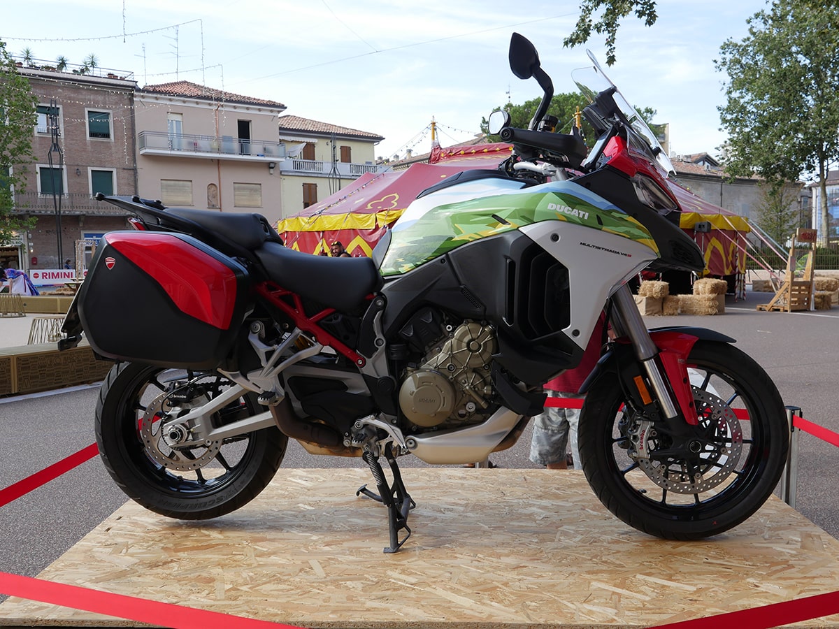 Cosa ci faceva il sindaco col maxienduro Ducati in Comune? «Il pilota per Visit Romagna»