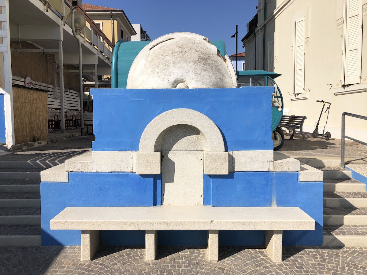 La fontana di Viserba ha bisogno di un restauro e non di cambiare colore ad ogni stagione