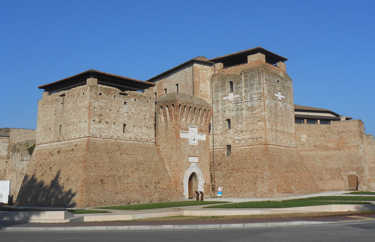 Le impronte indelebili di Brunelleschi nella “nobile rocca”: facciata e fossato di Castel Sismondo