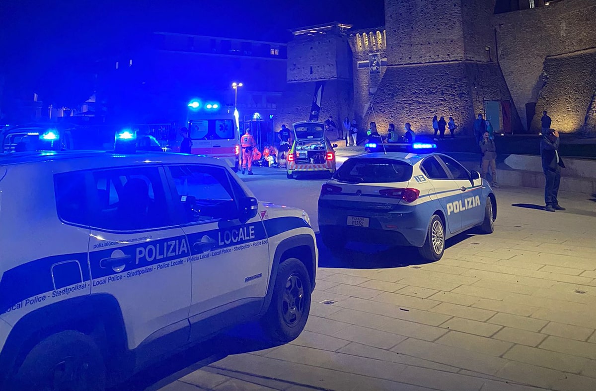 E’ in prognosi riservata l’uomo caduto ieri sera nella nuova piazza Malatesta