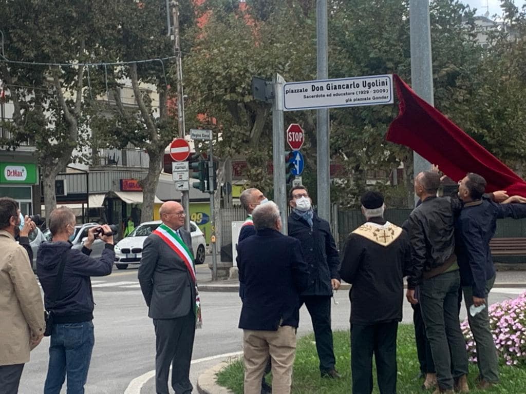 Sindaco, vescovo e tanti riminesi alla intitolazione del piazzale don Giancarlo Ugolini