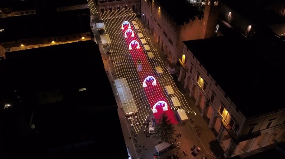 Il “don” le suona a Jamil sulle luminarie: «nessun riferimento alla sacralità del Natale»