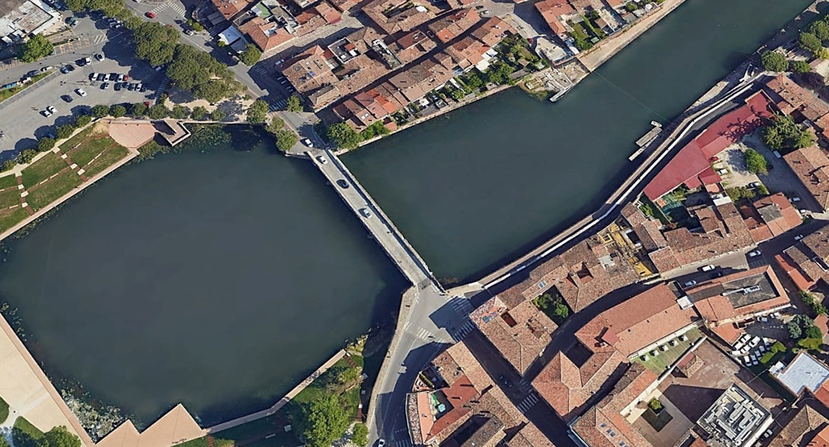La collocazione del nuovo ponte per bypassare quello di Tiberio è stata scelta in sella alla bici