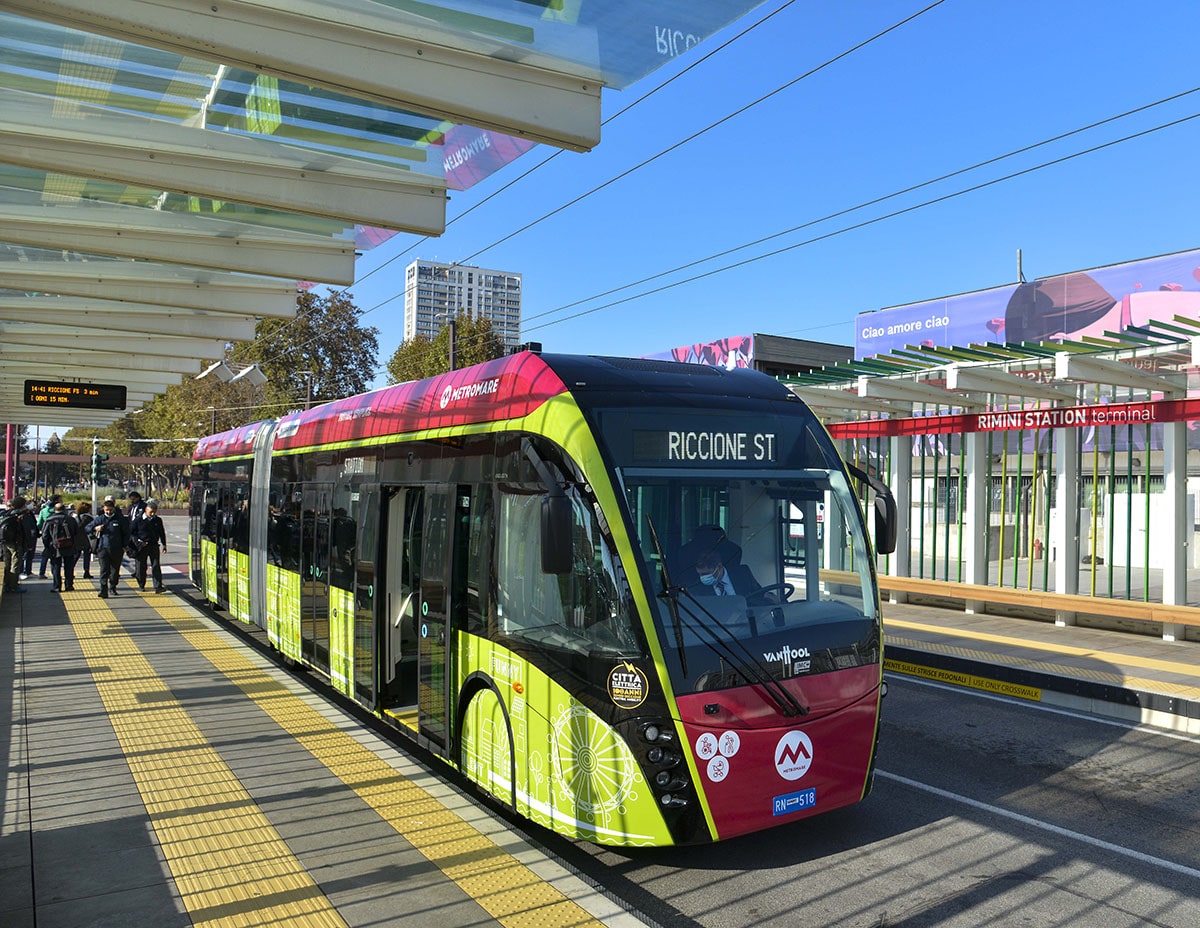 I nuovi (e costosi) mezzi del Metromare sono fermi ai box