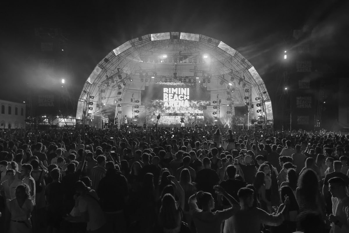 Jova “salta” ma la spiaggia libera si prepara allo sbarco di Rimini Beach Arena