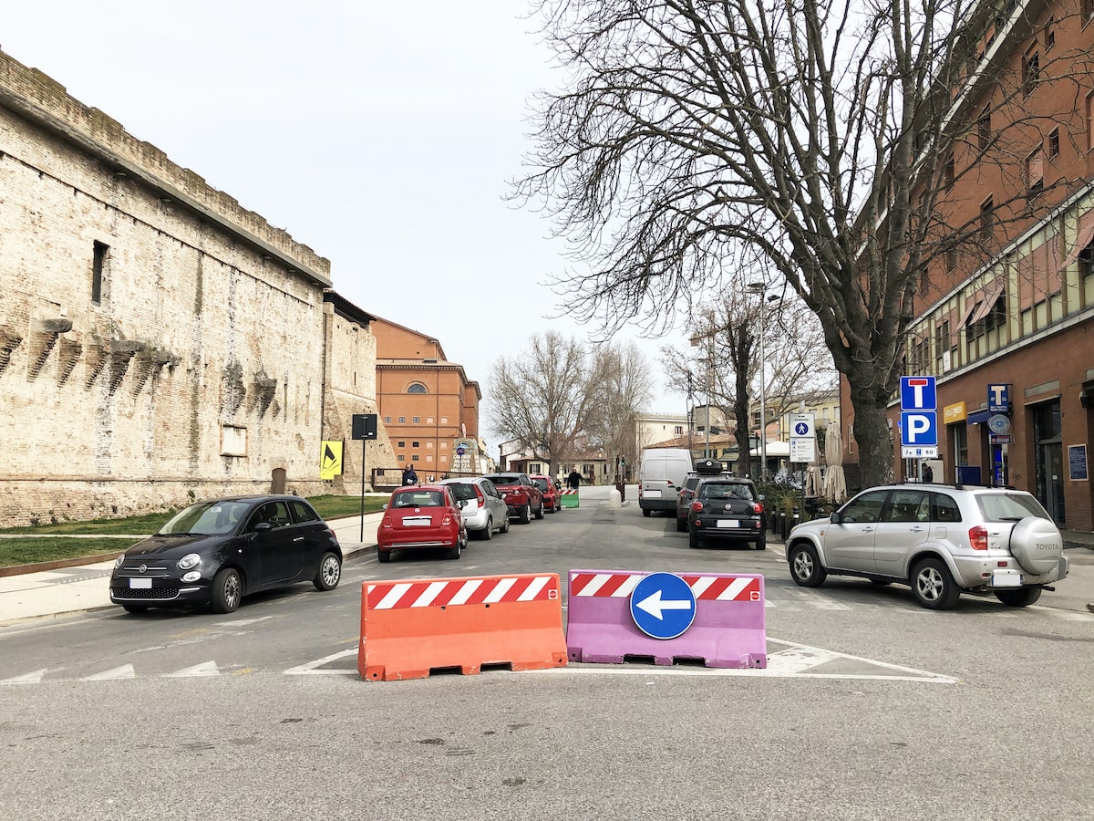 Se trovare parcheggio è un’impresa, ci si arrangia come si può