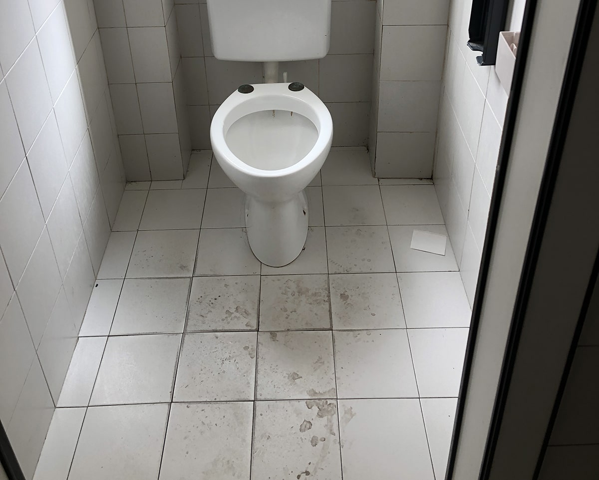 Nella toilette della sede Ausl di via Circonvallazione l’igiene è un optional