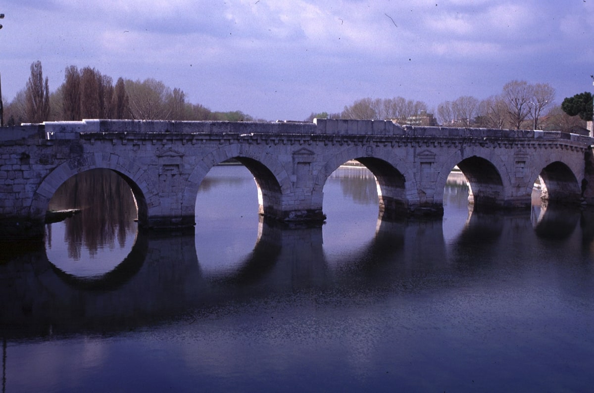 Ponte di Tiberio: i Romani l’hanno costruito in 7 anni, da 14 in Comune sono incartati sulle alternative