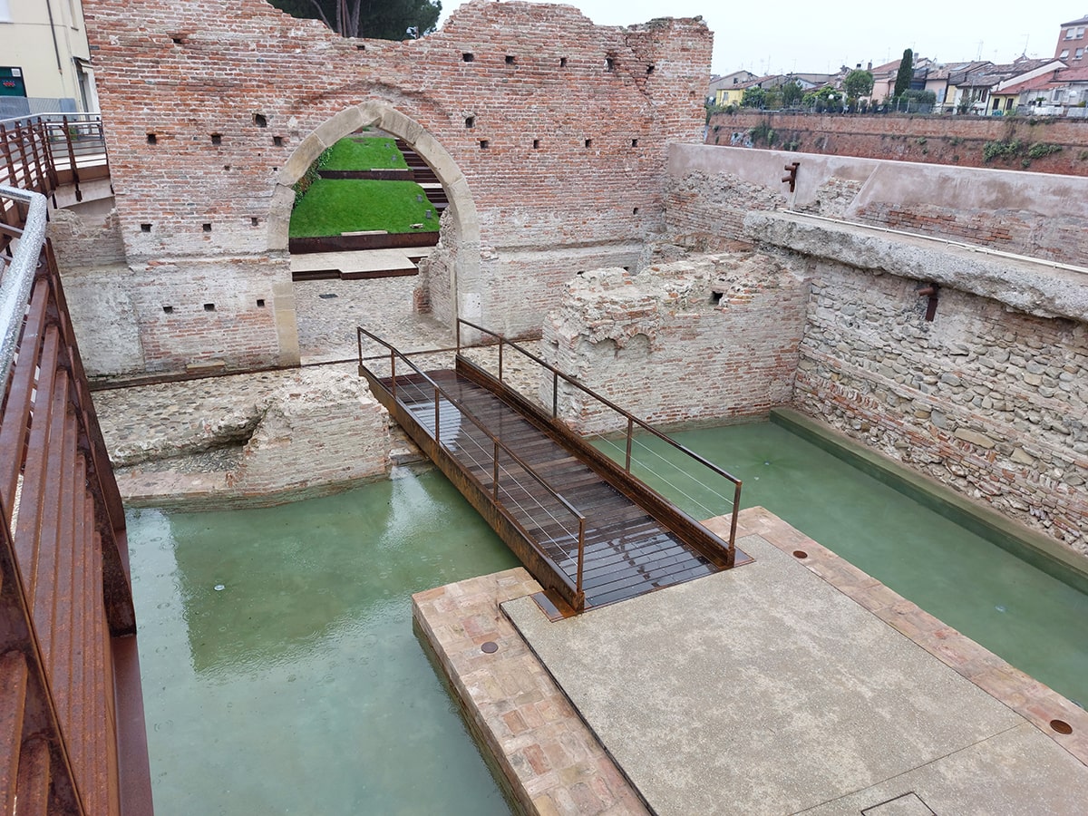 Sul restauro di Porta Galliana (e l’immancabile laghetto incorporato)