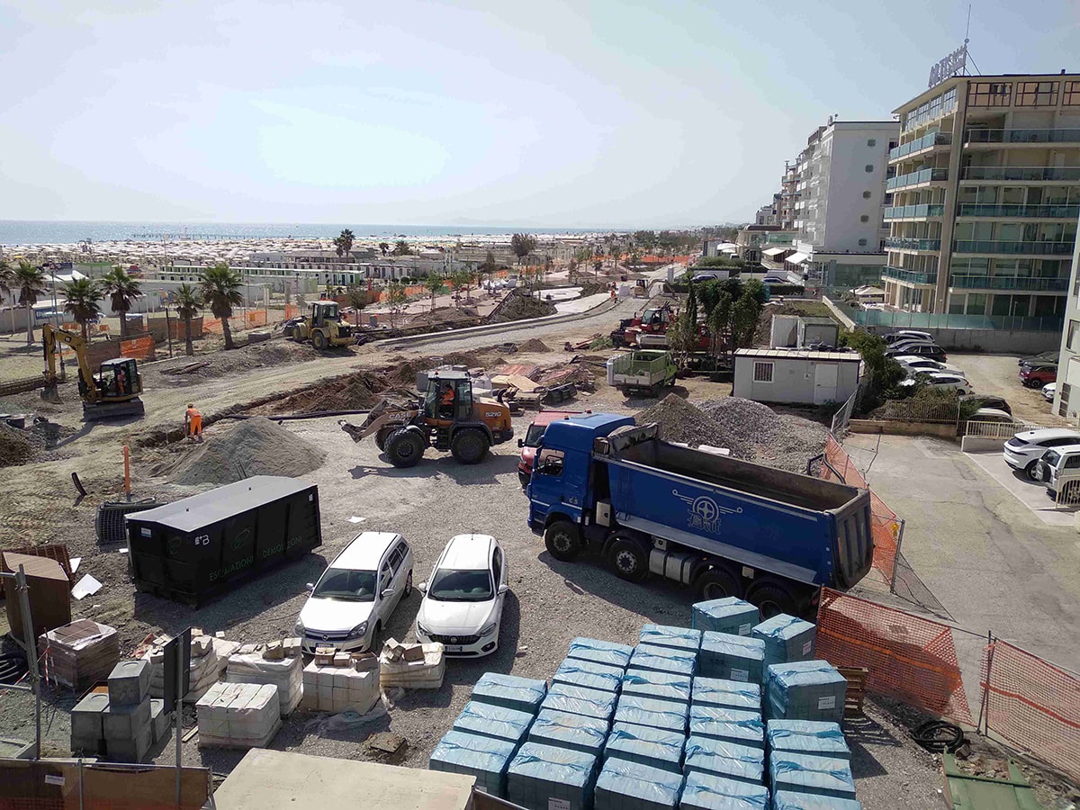 Il legno è arrivato ma il lungomare è ancora un grande cantiere in lavorazione