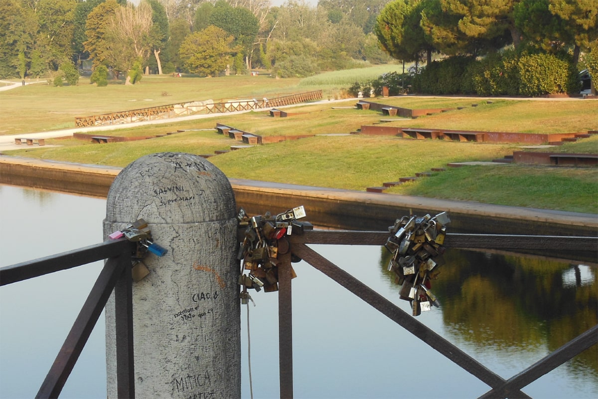 Lucchetti d’amore: l’arcaico che abita la società giovanile