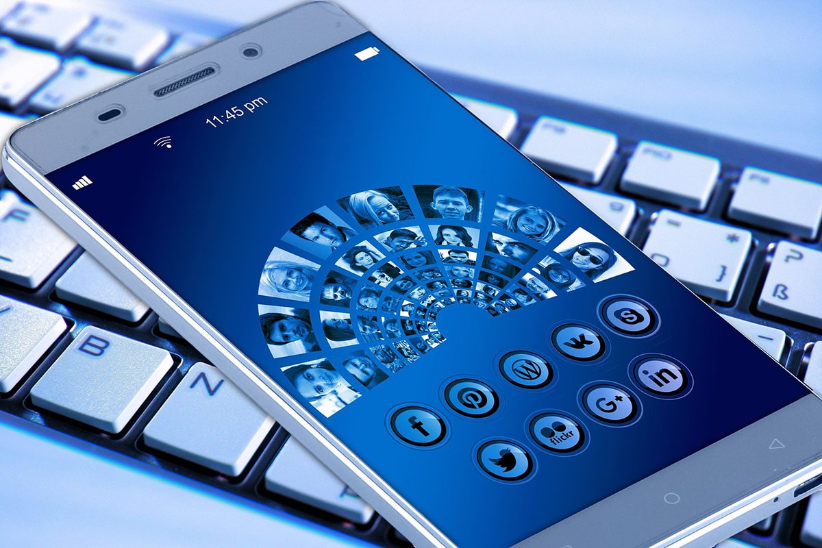 Non usate i social: scopriranno che non siete né intelligenti, né belli, né bravi come volete far credere