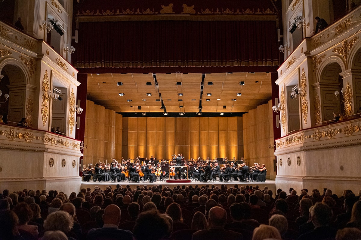 L’acustica del teatro Galli manipolata da apparecchiature elettroniche