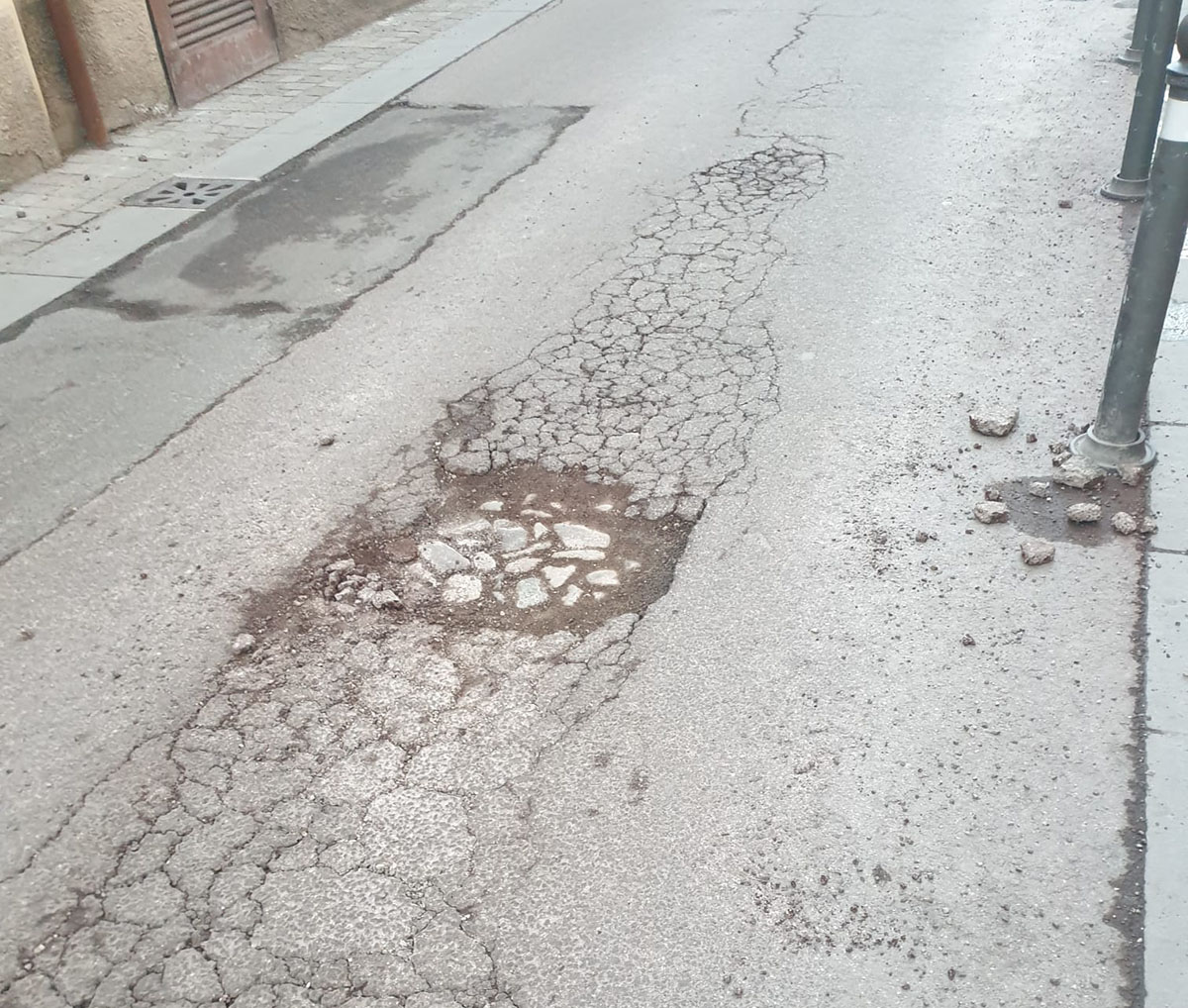Via Ducale: anche l’asfalto non ne può più