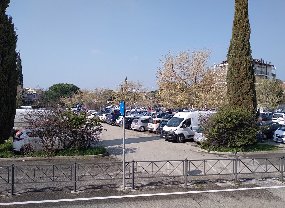 Il problema dei parcheggi affrontato senza capo né coda