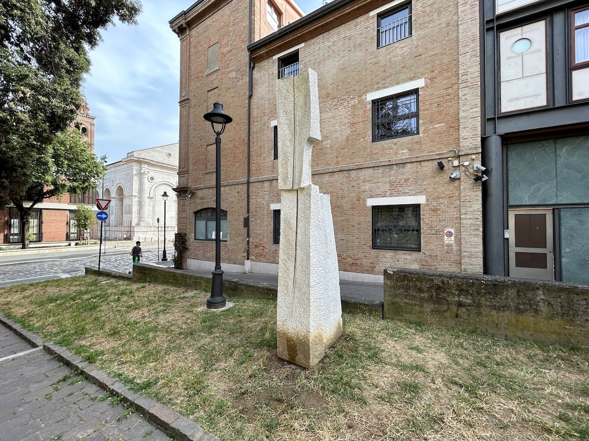 Torna finalmente a respirare la scultura di Castagna in piazzetta Teatini