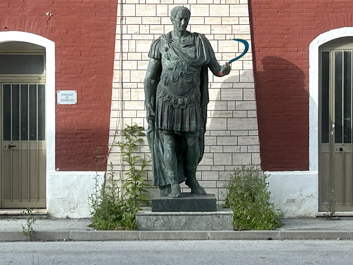 Restaurano la statua di Cesare per lasciarla dov’è: un’altra macchia nella candidatura di Rimini a capitale della cultura
