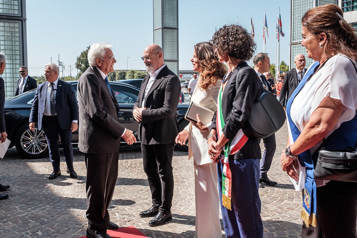 Il sindaco e presidente della Provincia delega le sue “vice” ad accogliere Mattarella al Meeting