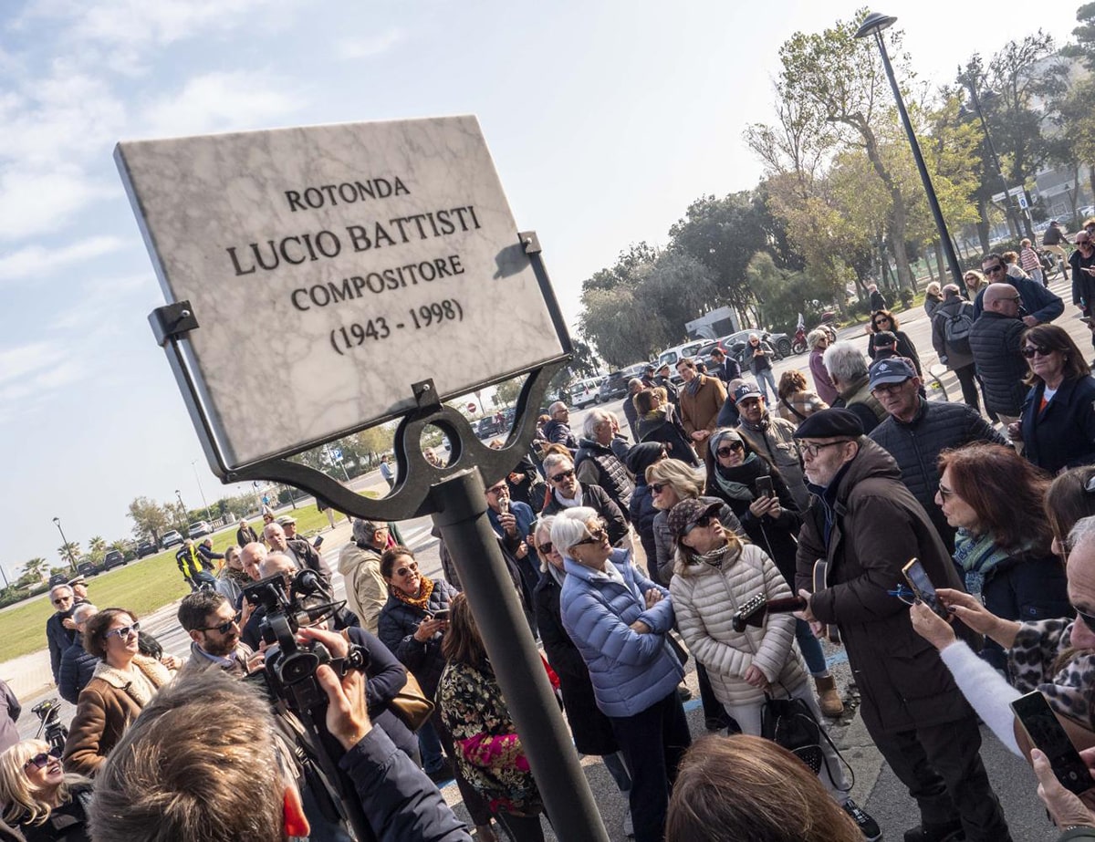 Da rotonda della desolazione a luogo simbolo delle emozioni (speriamo)