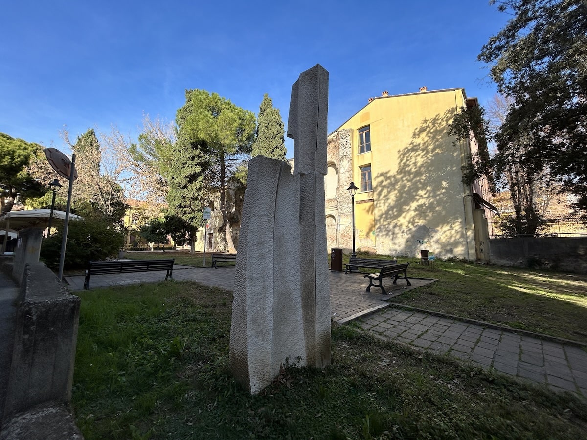 L’amministrazione comunale interviene sulla testa mancante della scultura di Castagna