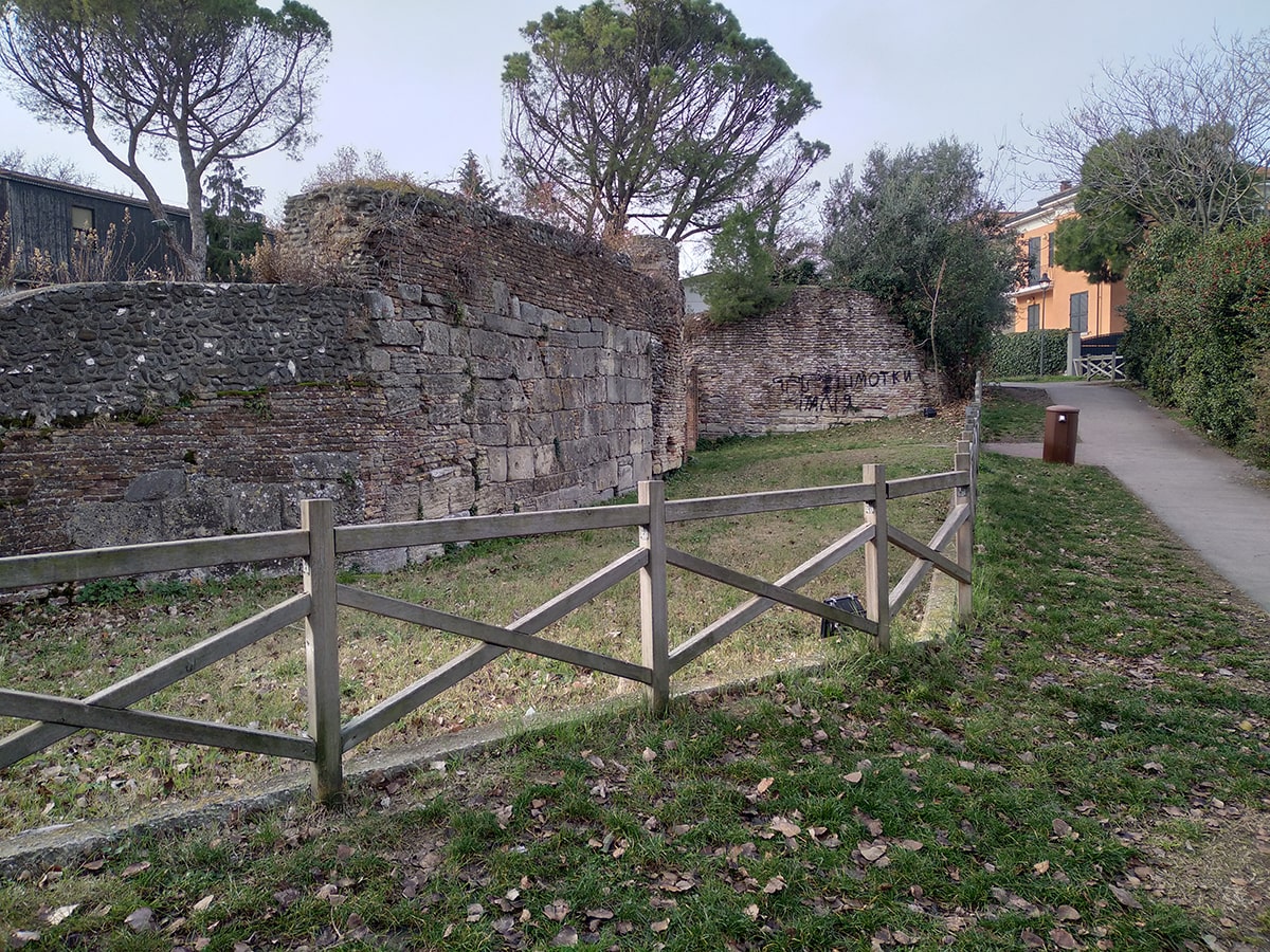 “Fa male al cuore vedere un muro di Ariminum segnato dalla deriva vandalica”