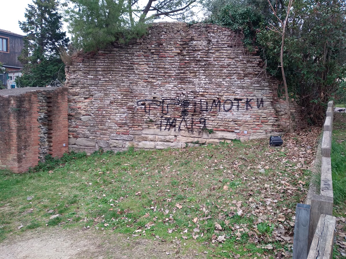 L’Anfiteatro romano dimenticato: ancora al loro posto le scritte vandaliche