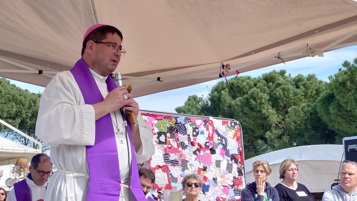 Mons. Anselmi si concede alla “visibilità transgender” proprio quando esce la «Dignitas infinita»