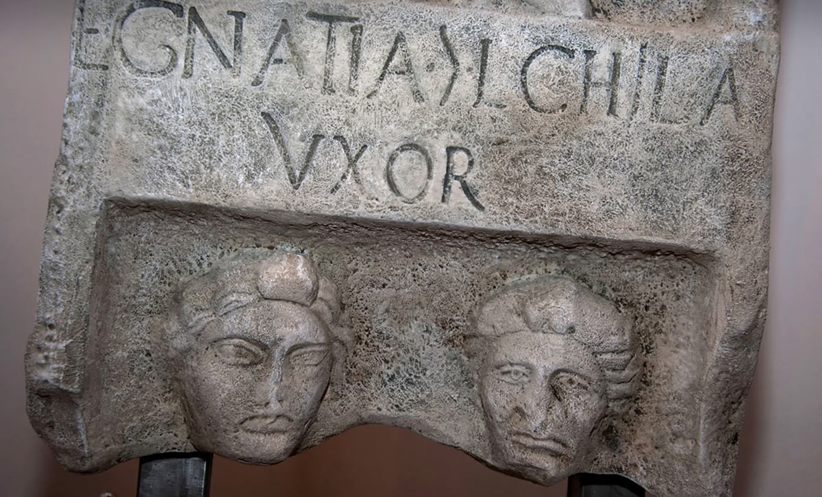 Egnatia Chila: le disavventure della splendida stele funeraria